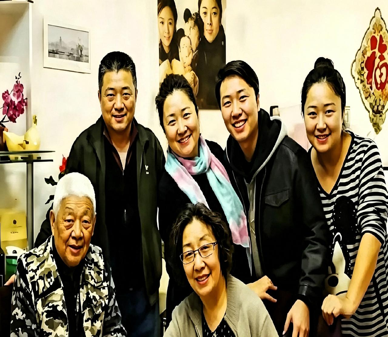 一家子都是演员，这全家福看着真亲切。彭玉老师晚年有老伴陪着，女儿外孙都在身边，笑