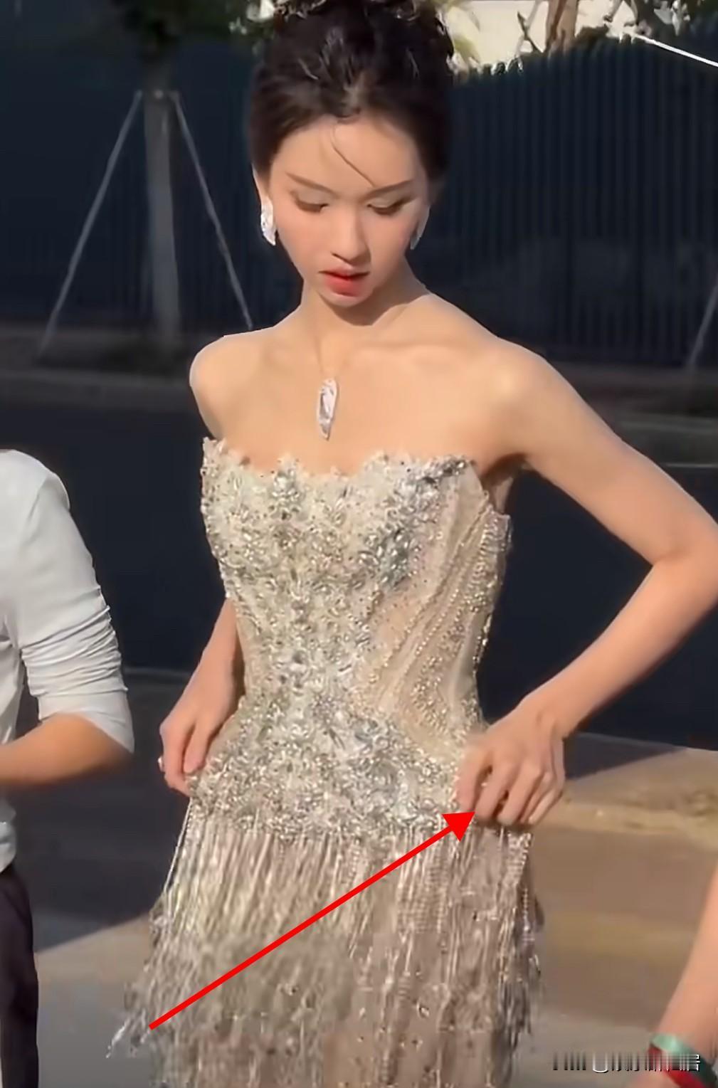 要说陈都灵不受欺负我是不信的！！！你看她出席活动这微表情耐人寻味还有她一直