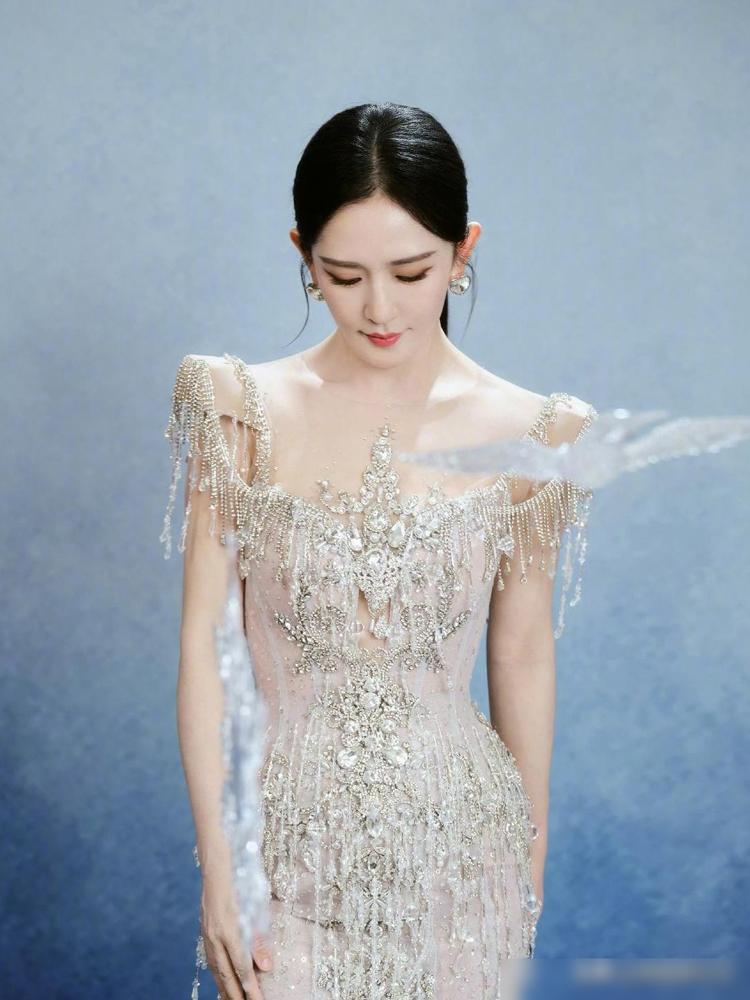 何炅没想到张杰也没有想到谢娜明明已经44岁，是已婚三孩的妈了这状态，