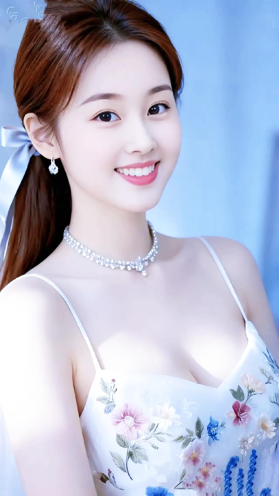 这位小姐姐真漂亮，笑容甜美！