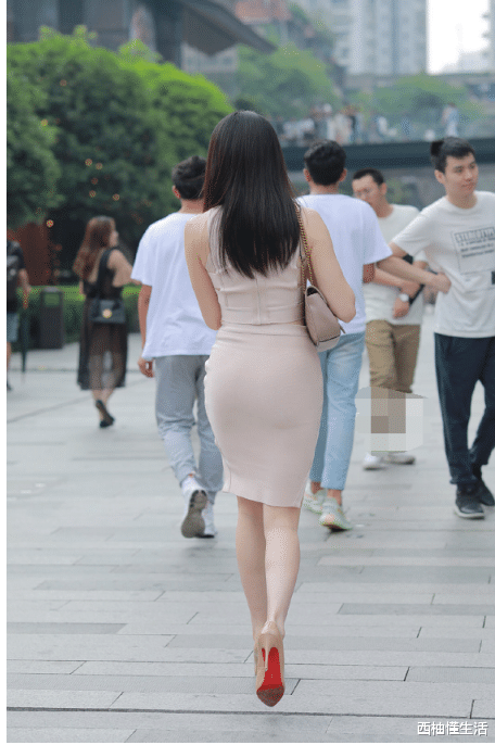 气质女神, 身穿米白色套装臀裙, 很耐看