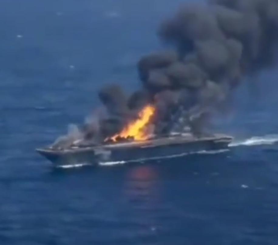 美军否认“林肯”号航母遭伊朗导弹袭击，结果没多久，网上已经有航母在海上冒烟着火的