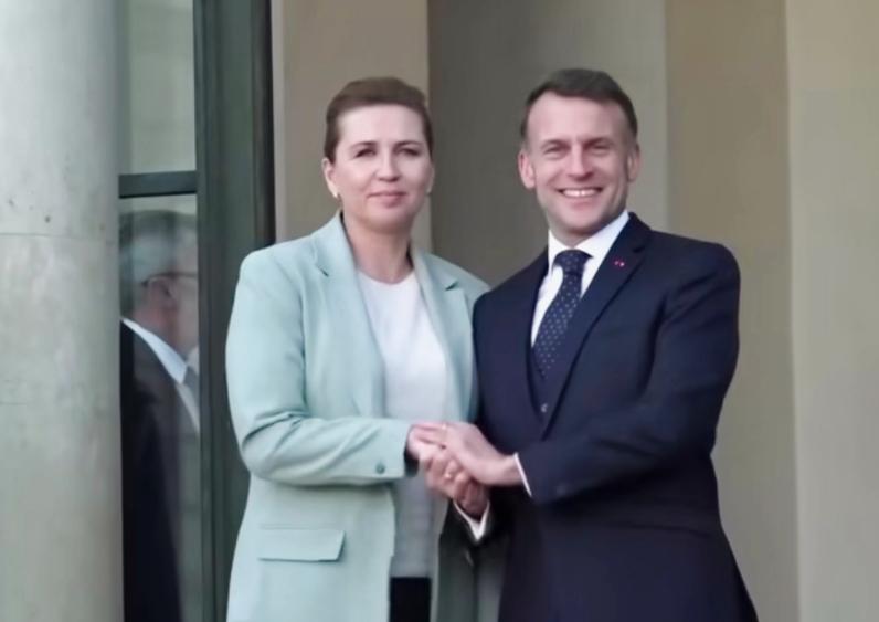 马克龙和弗雷泽里克森握手时，两人的面对表情形成了鲜明对比啊！马克龙一脸的笑容，