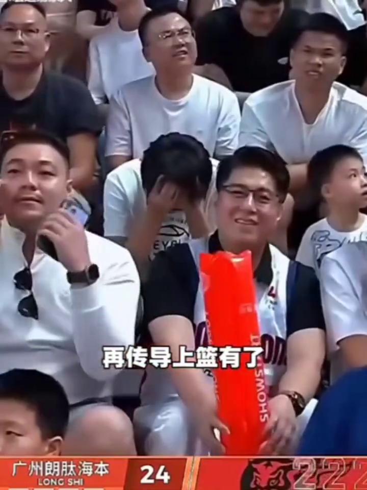 胡明轩今天真的是拼命了。今天状态太好了。胡明轩背后之后手递手，看时间，10秒以