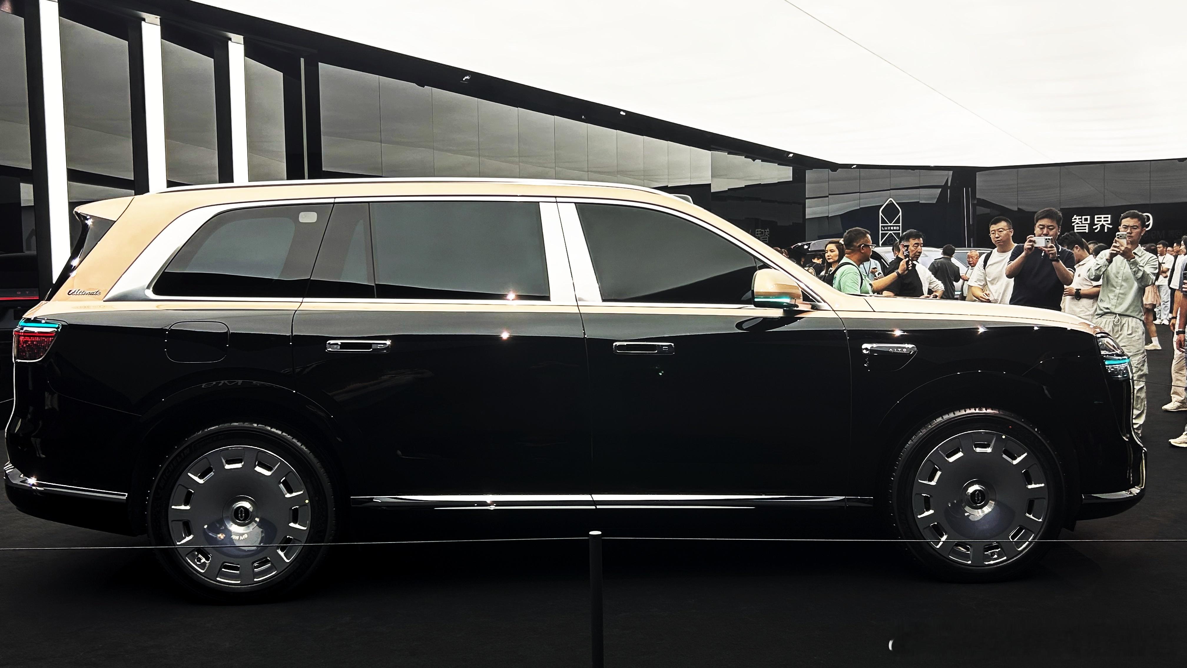 问界M9Ultimate如果与劳斯莱斯库里南比气场，M9Ultimate是一种扑