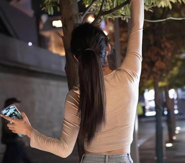 捕捉夜幕下的生活剪影，记录平凡中的不平凡瞬间。