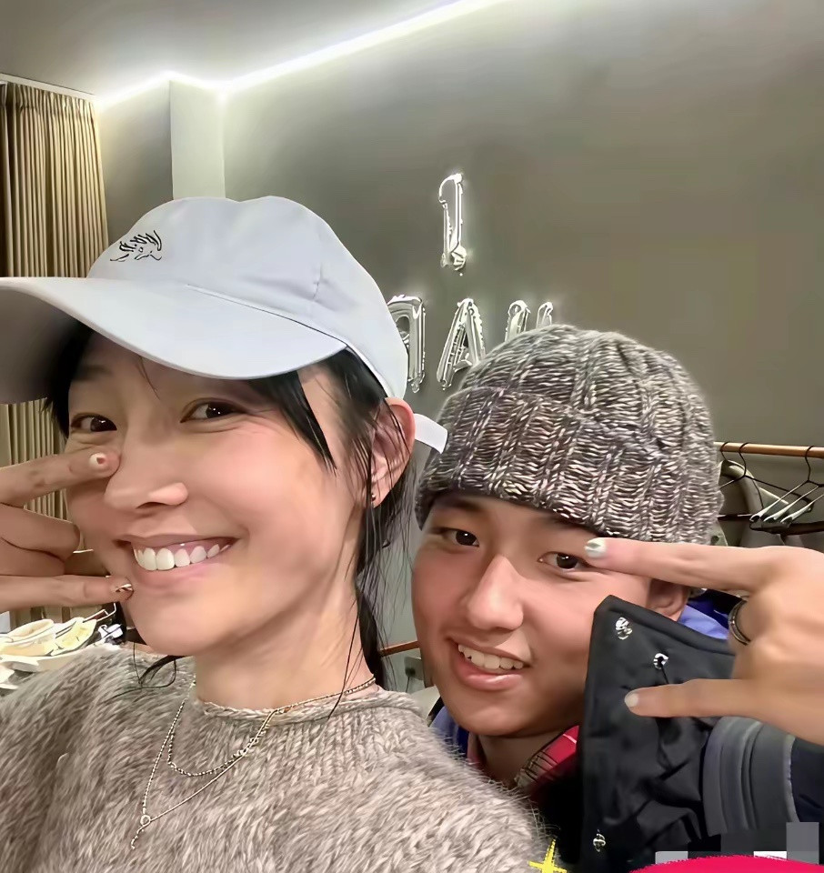 白百合18岁儿子和她做同款美甲。孩子爸爸的基因是真强大啊