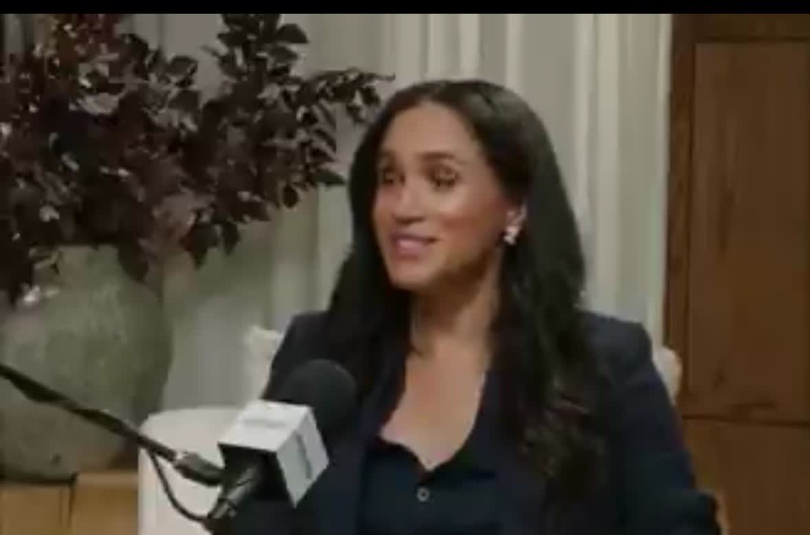 “你怎么敢说塞雷娜比我更成功！？”如果梅根能从眼睛里射出激光，艾玛就会被