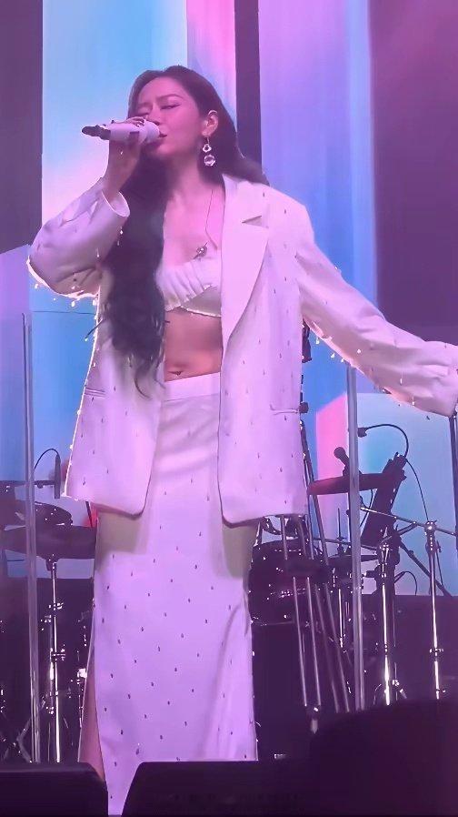 张靓颖演唱会，好多人的焦点却在她的肚子上…​