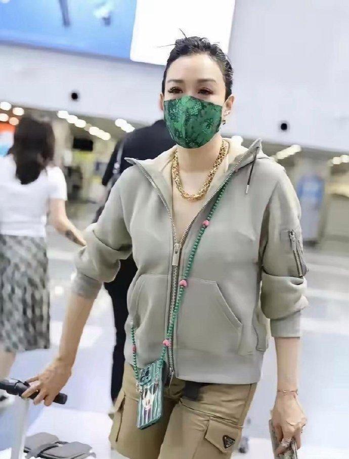 网友机场偶遇钟丽缇，气质出众成焦点，宛如清新风景，自然吸引目光。​​​
