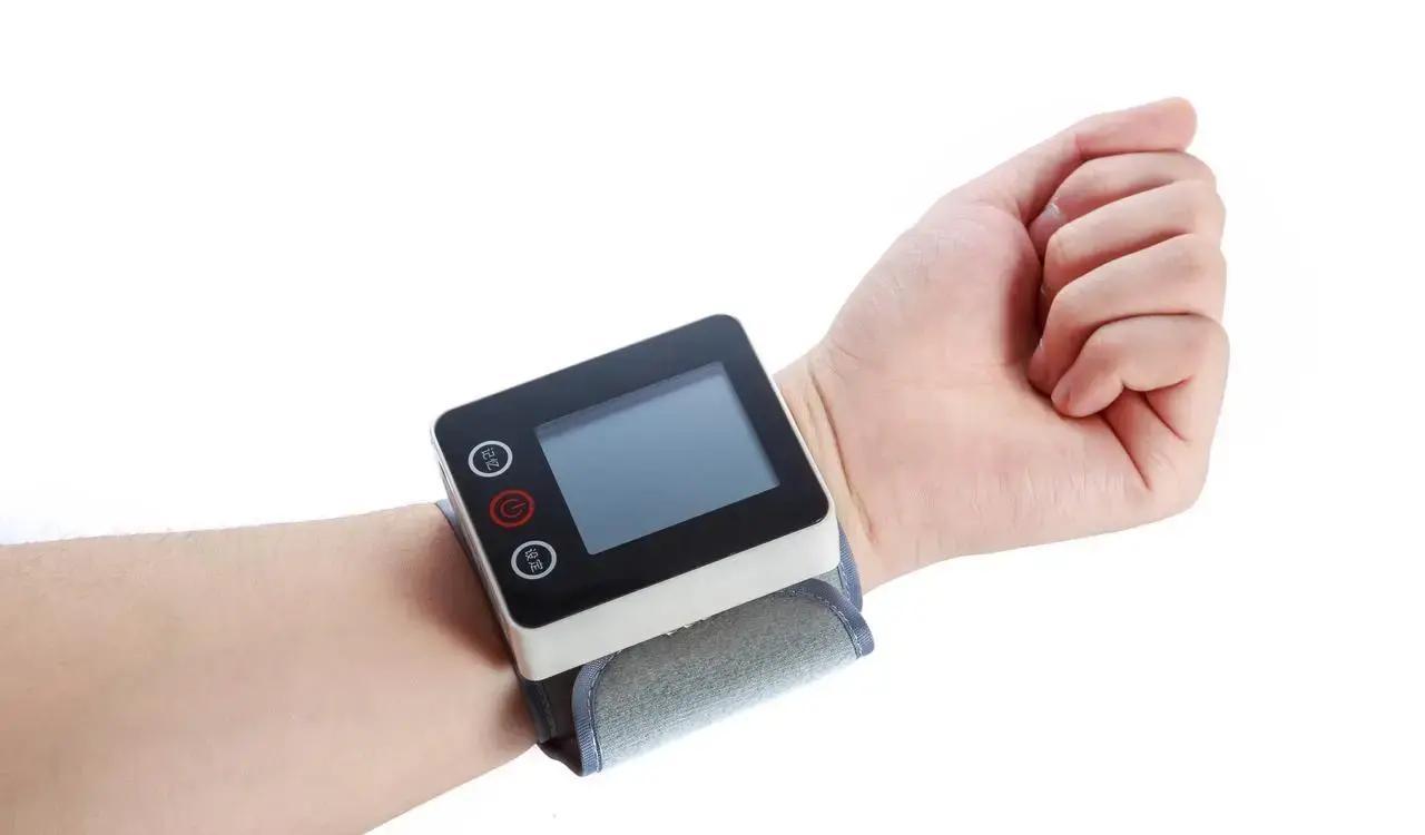 高血压患者还在偷偷喝酒？2025年日本近6万人12年追踪研究直接打脸：哪怕每天只