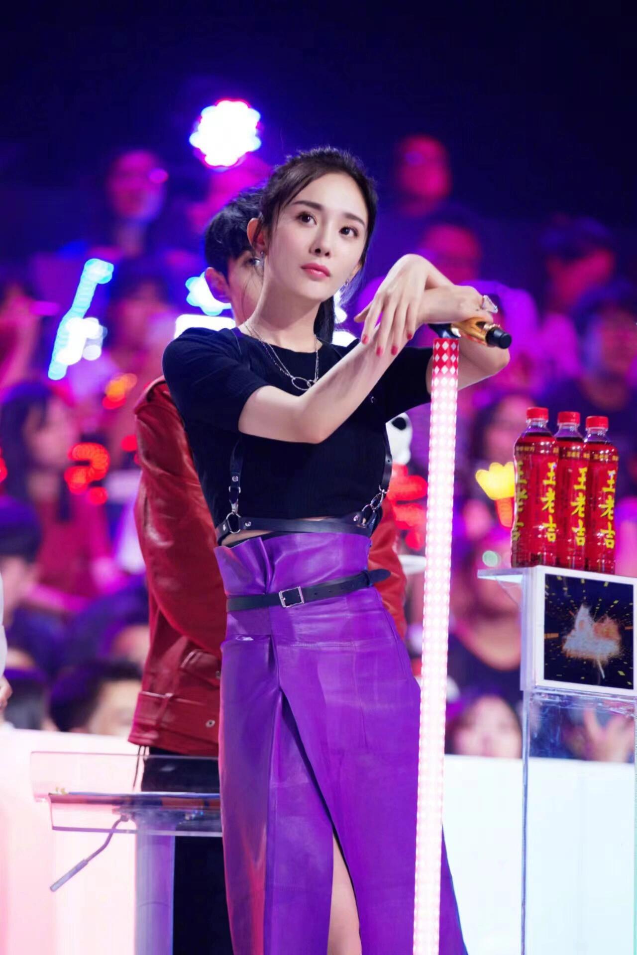 杨幂x《明日之子》紫色开叉裙·美腿一览无遗