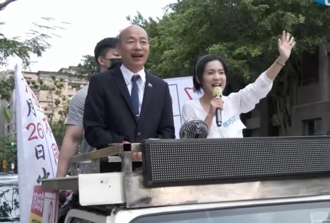韩国瑜陪同徐巧芯扫街立院长韩国瑜今天（17日）下午合体国民党立委徐巧芯，站上车