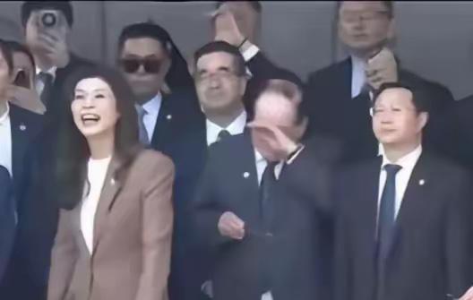 国民党元老南京拜谒悄悄抹泪看到这张照片，鼻子一酸。七十多岁的老人，爬完中山陵