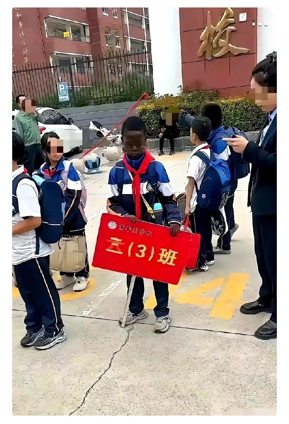 国籍认定确实该更清晰了。一些跨国家庭的孩子,仗着血缘联结就拿身份,对中国压根没