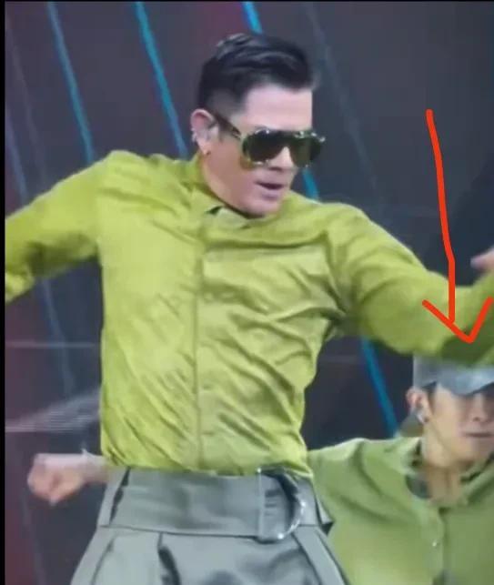 郭富城一身绿色装现身演唱会，草绿色衬衫，搭配军绿色裤子，戴着墨镜，帅、酷、有型，