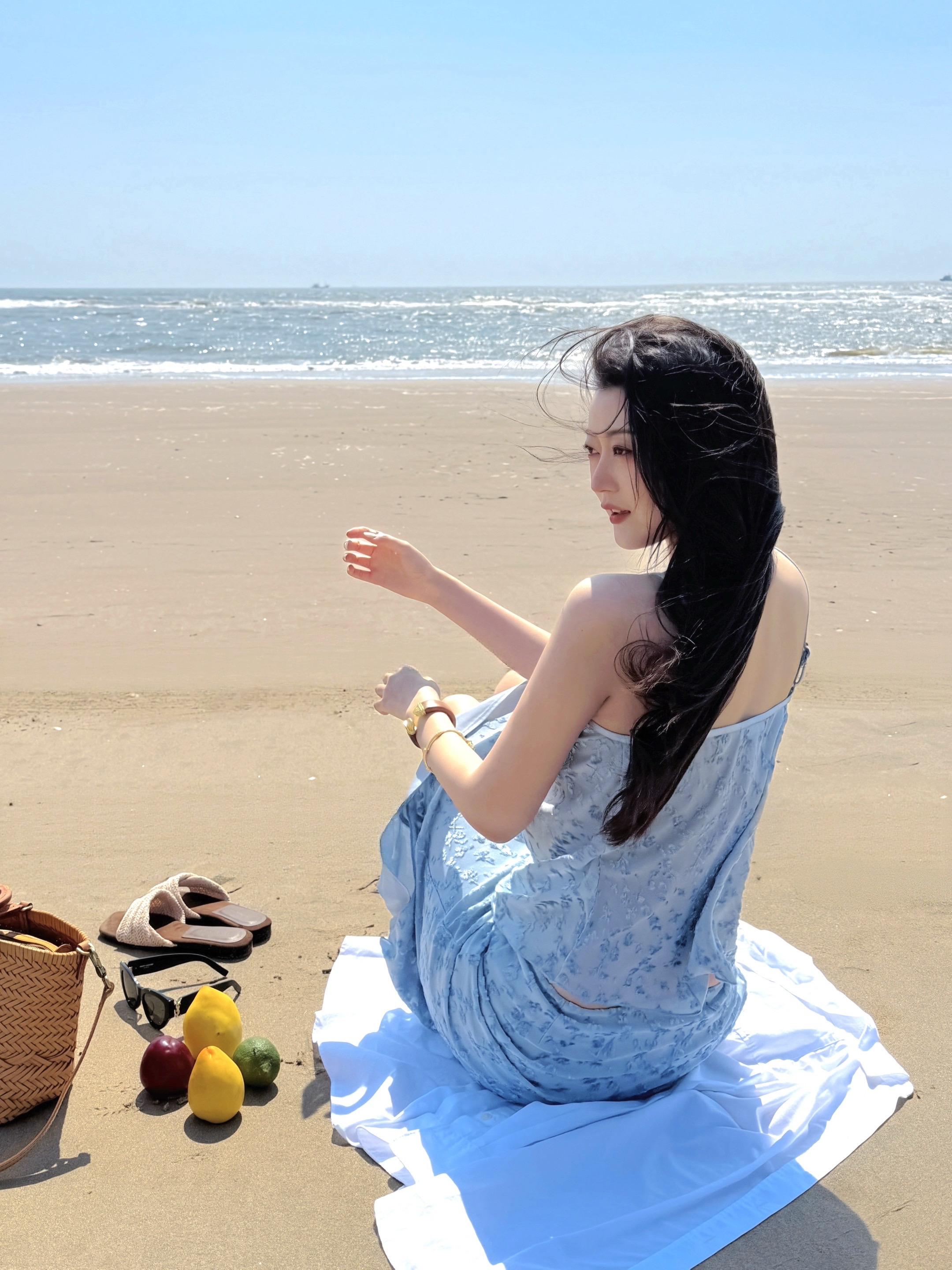 海边发呆🌊真的很chill 阿那亚十期的沙滩人好少～ 让我想起第一次...