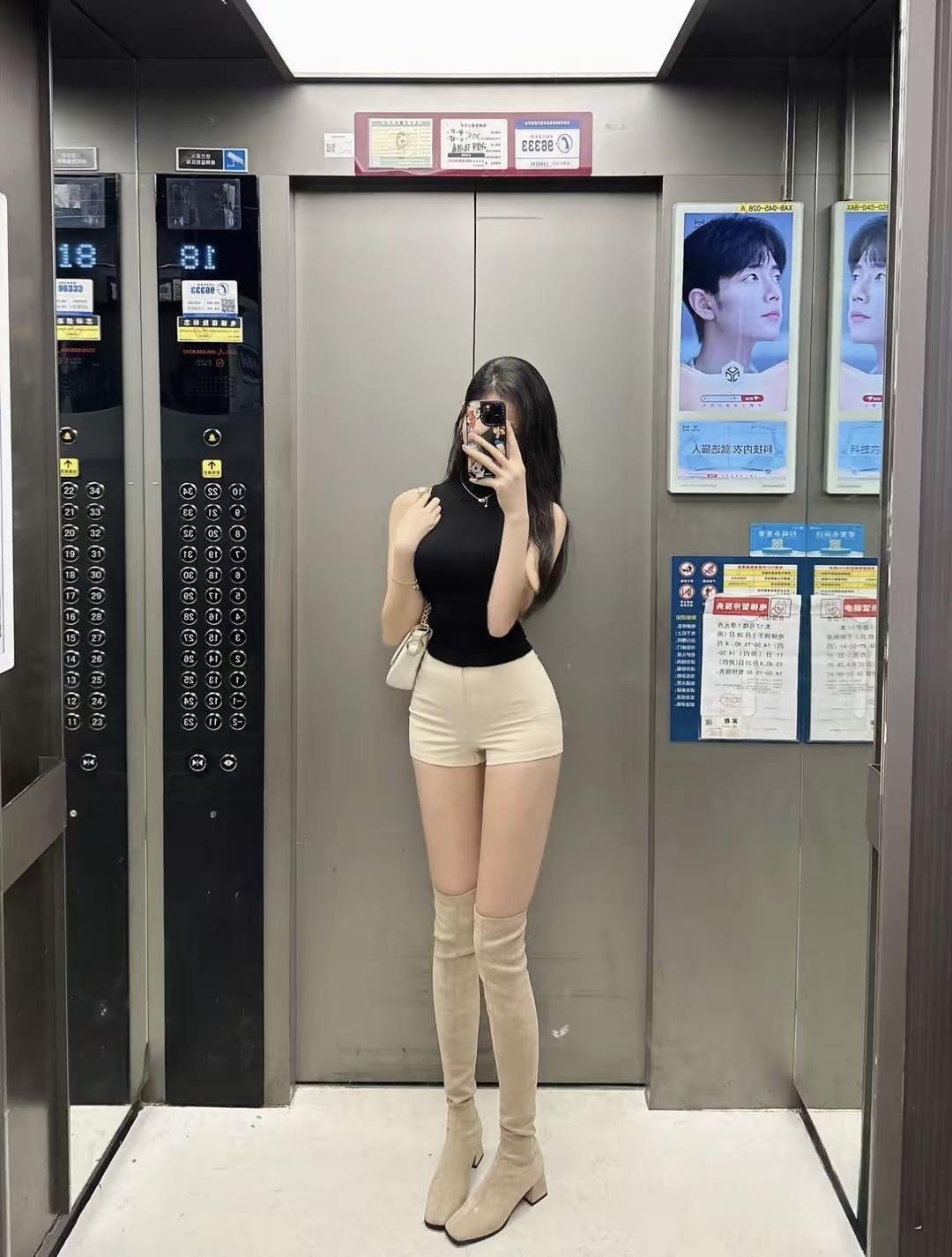电梯里的美女自拍