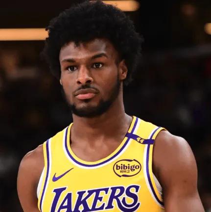 冲上热搜，大家都在猜到底是哪两位球员做的好事？本次全明星首发球员投票中，詹姆斯的