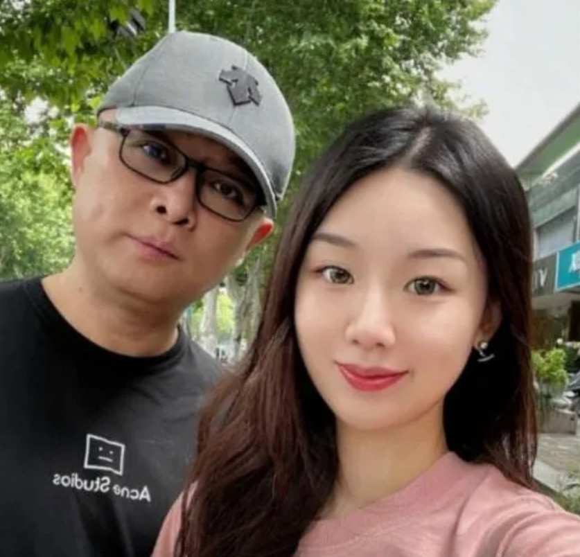 那年，孟非一夜成名，让他老婆感到了危机，一天夜里，孟非发现老婆正在查看他的手机，