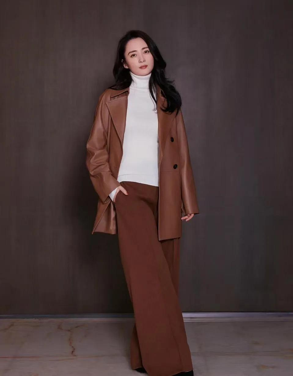 49岁蒋勤勤的中年穿搭，焦糖色造型美成范本被49岁蒋勤勤的穿搭狠狠惊艳到了