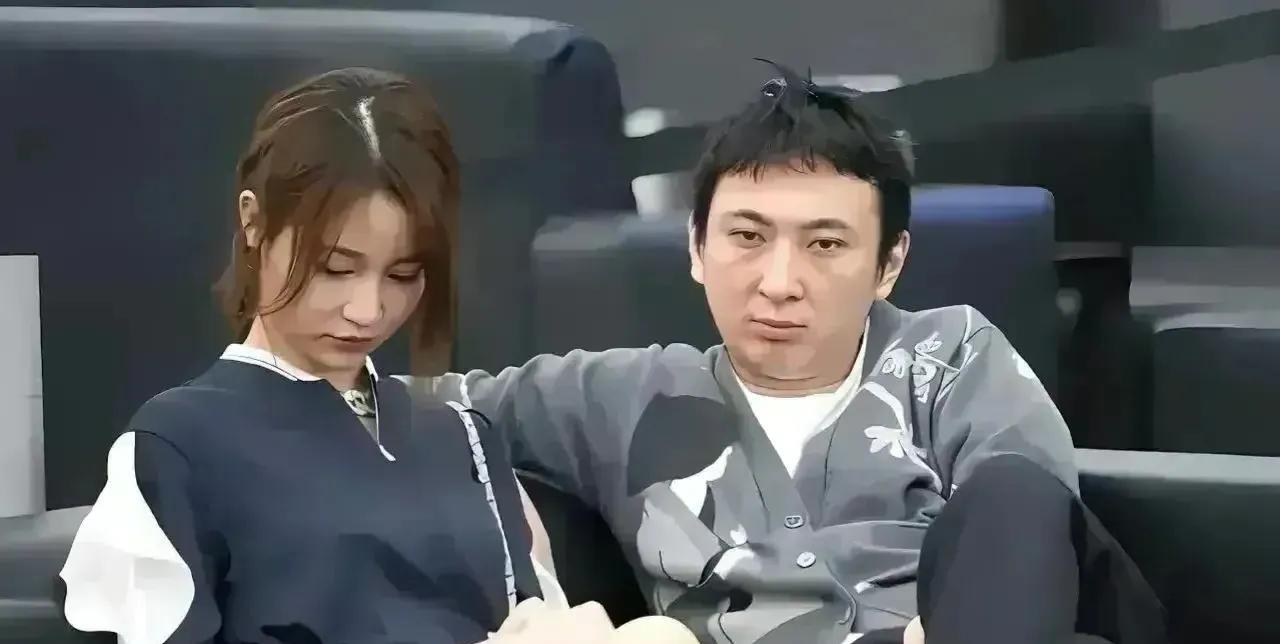 有人说王思聪有钱，但是他在杨兰兰面前估计也抬不起头，毕竟他和他的老父亲外面还欠了