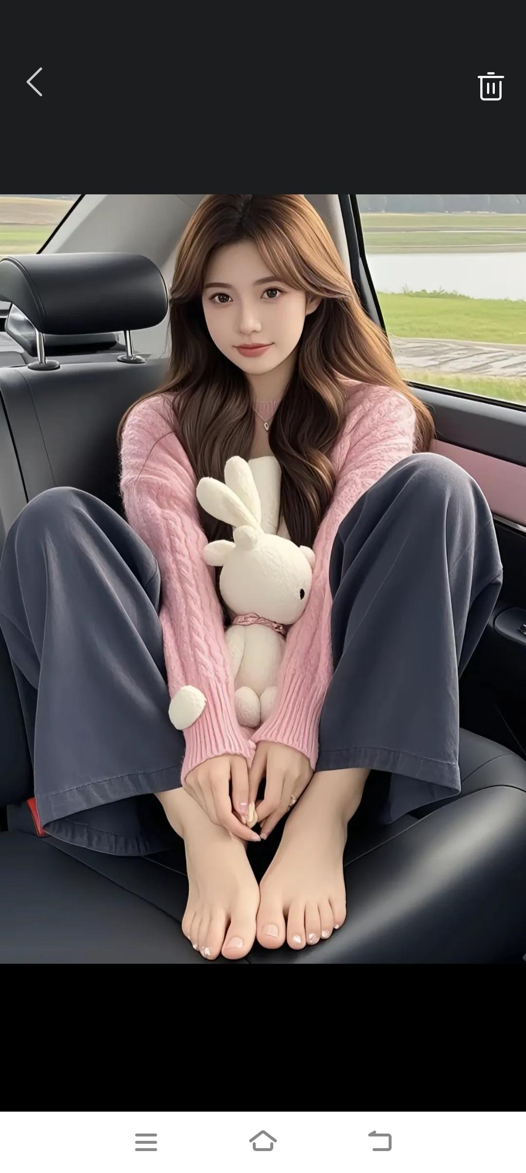 车后座上的可爱女孩与她的兔子玩偶，[大笑][大笑][大笑