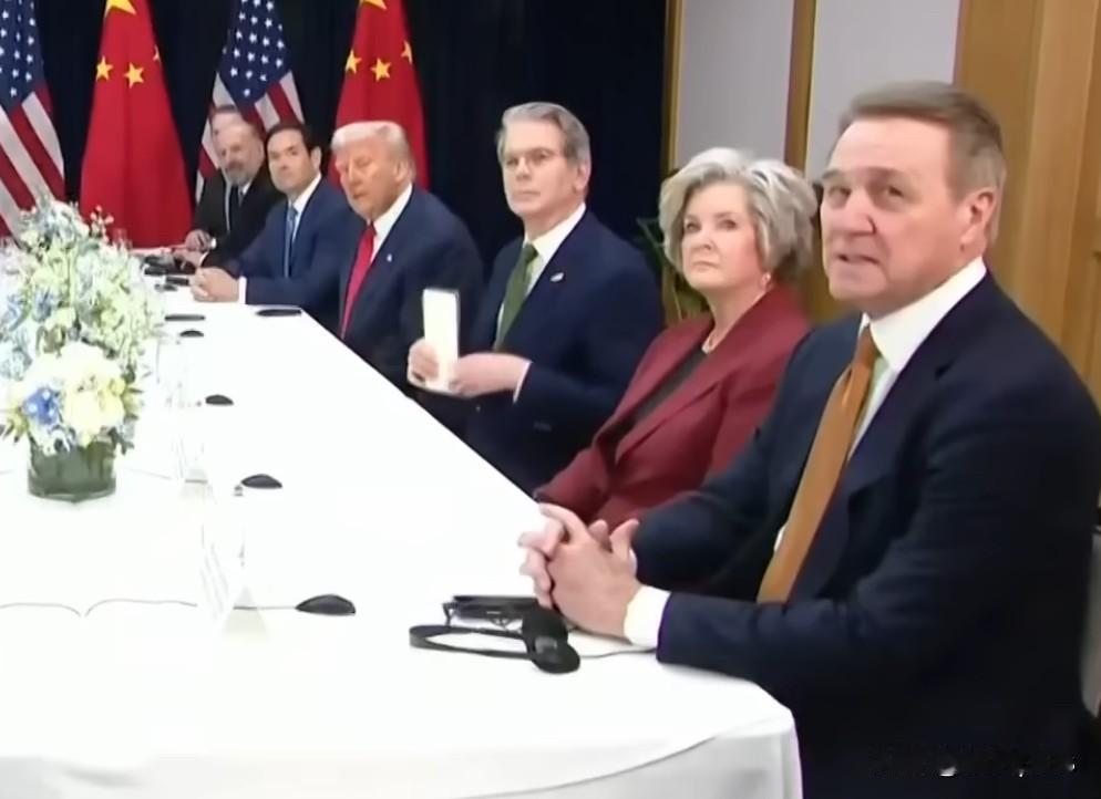 中美双方在韩国釜山进行会晤。现场照片显示，美方谈判桌上有7人，美国总统特朗普位于