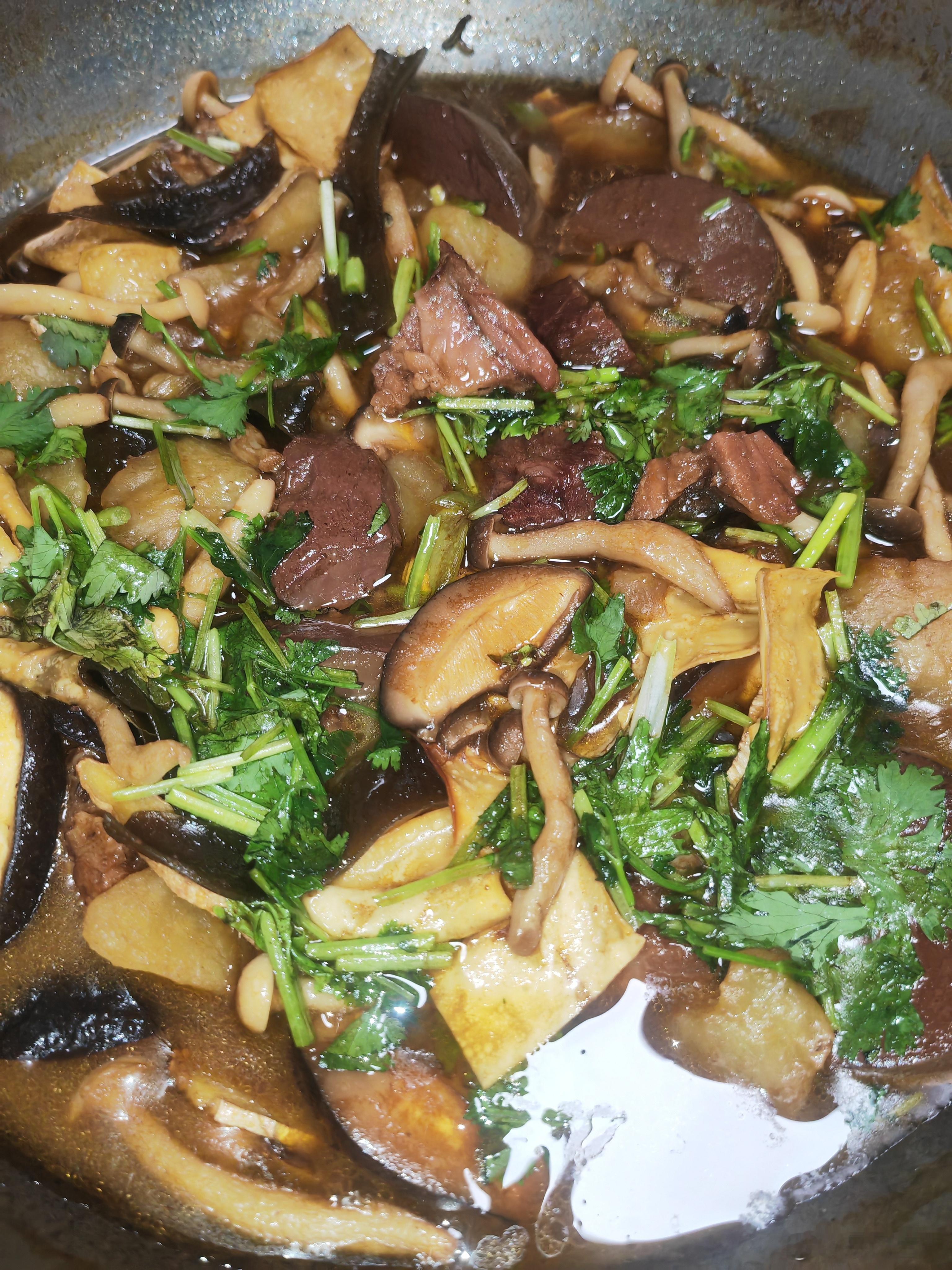 上午哥们送了预制菜，晚上做了一下，口味不错，适合懒人在家做饭，也颠覆了对预制菜的