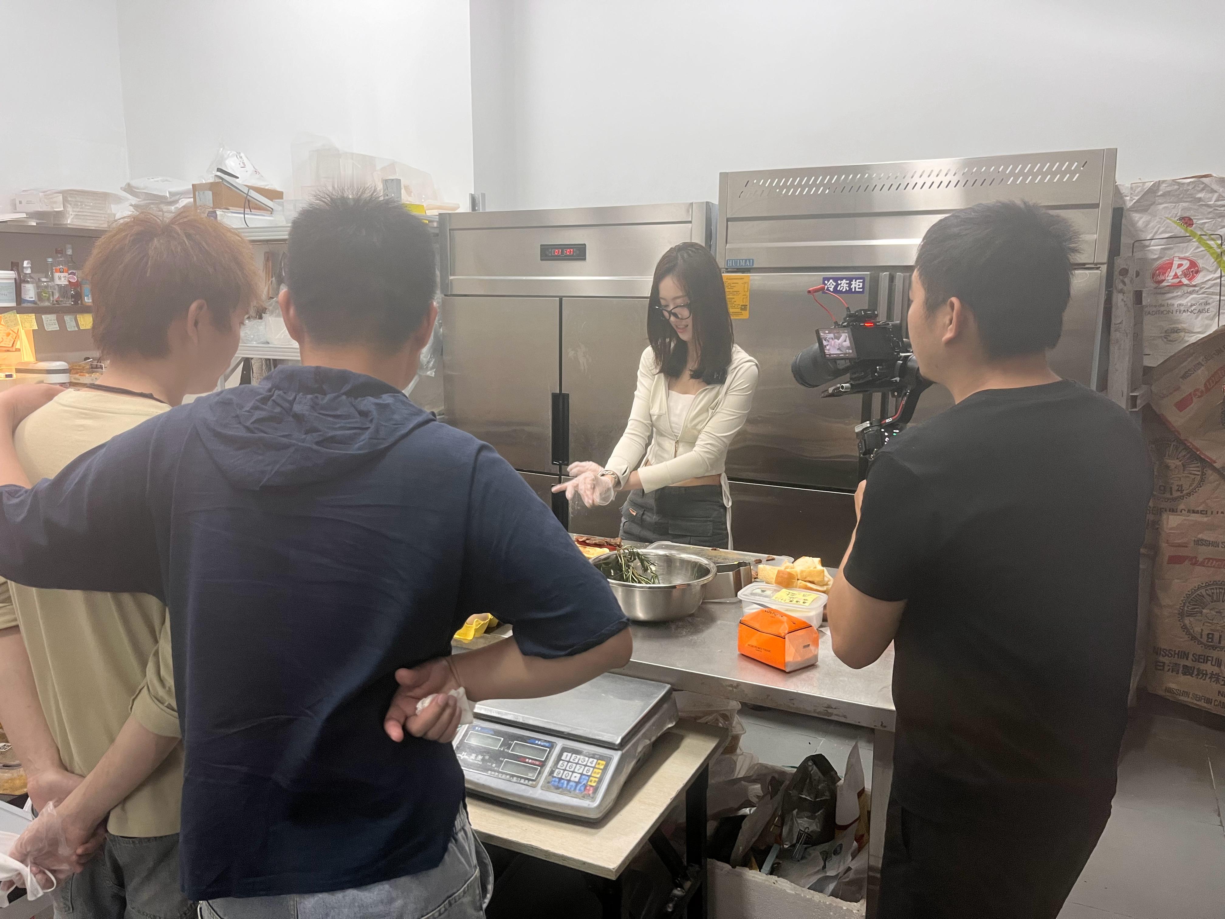我们已经由汽车节目，转型为美食节目了！[滑稽笑][滑稽笑][滑稽笑]不跟大家卷了！深圳