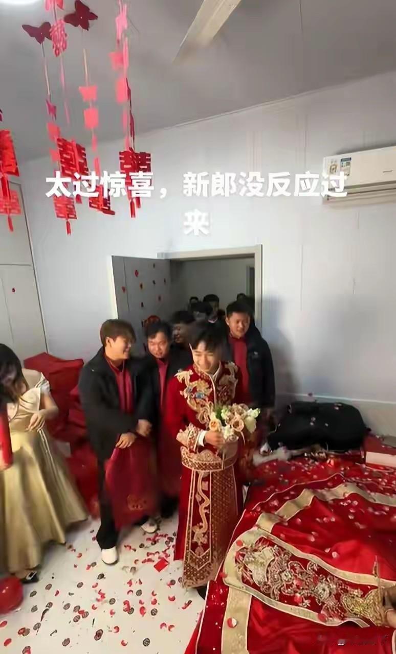 看懵了！河北农村“寒假作业式婚礼”刷屏：两口子年龄加起来还没鞋码大！“别人