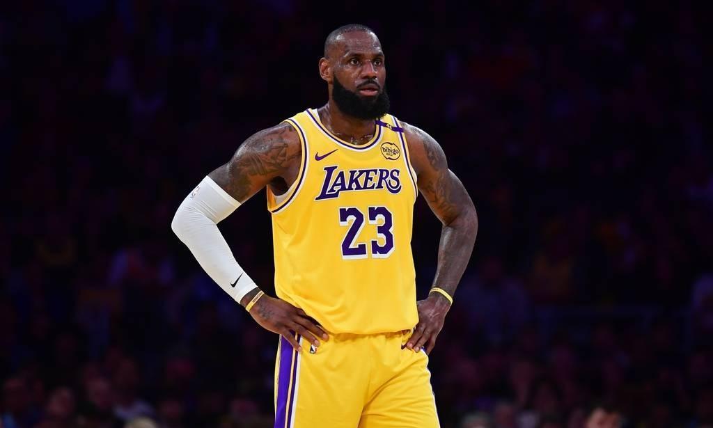 篮球传奇！詹姆斯超越乔丹科比，连续21个赛季入选NBA最佳阵容