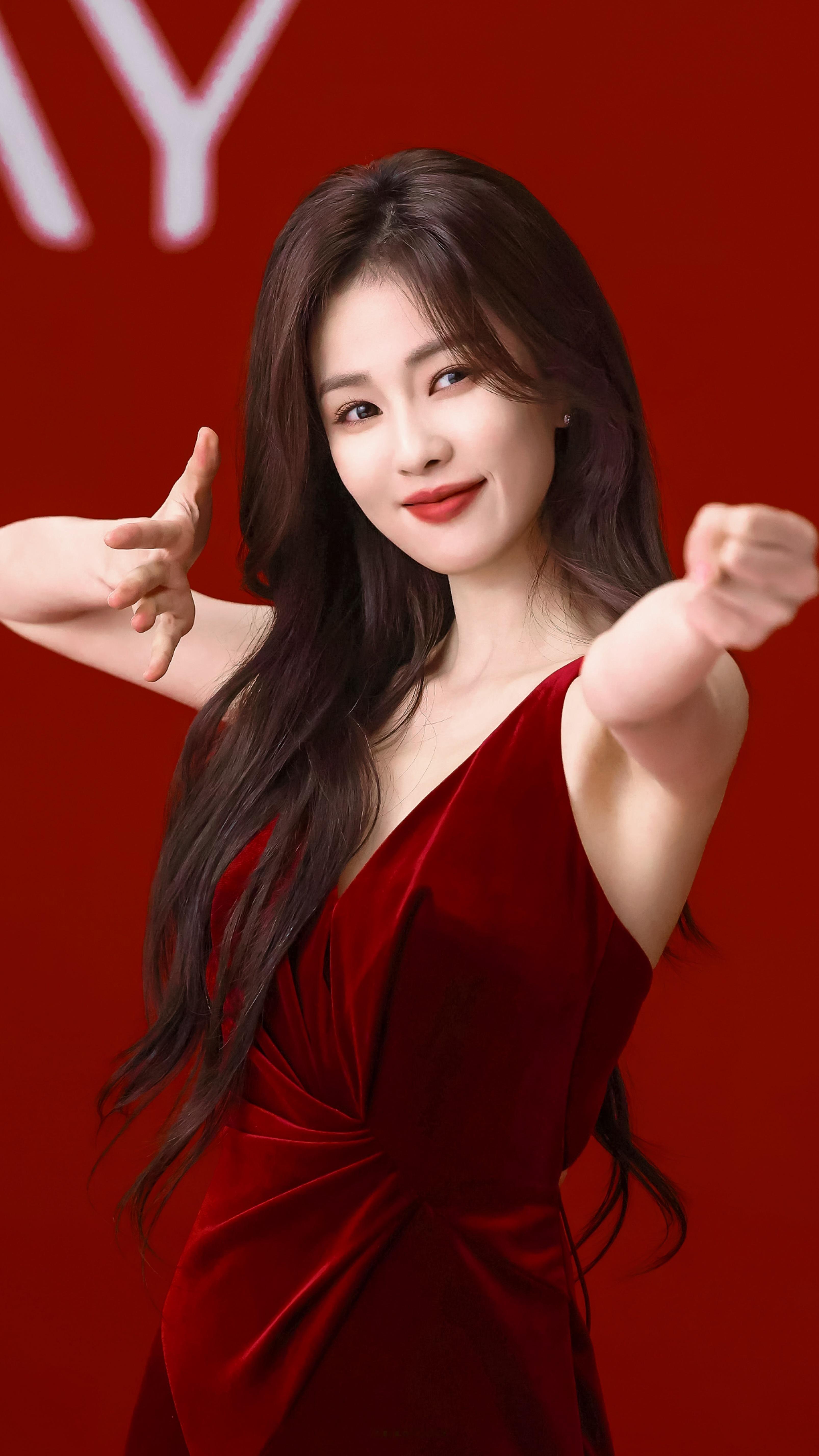 白鹿去看idle演唱会白鹿太适合红色啦红裙白梦妍一起迎财神