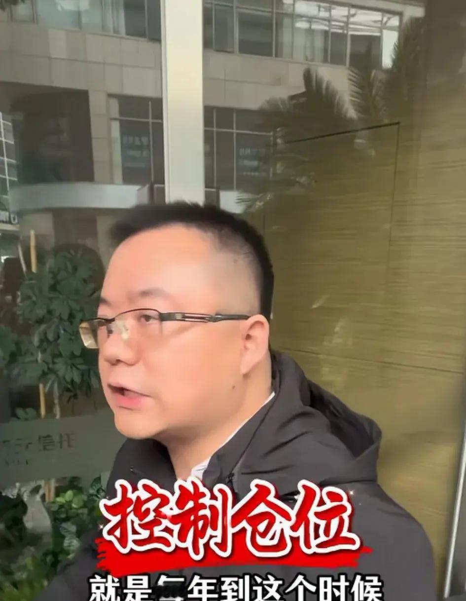 今天和一个投资朋友聊天，他说今年最高盈利80个点，近两个月却亏损25个点。昨天他