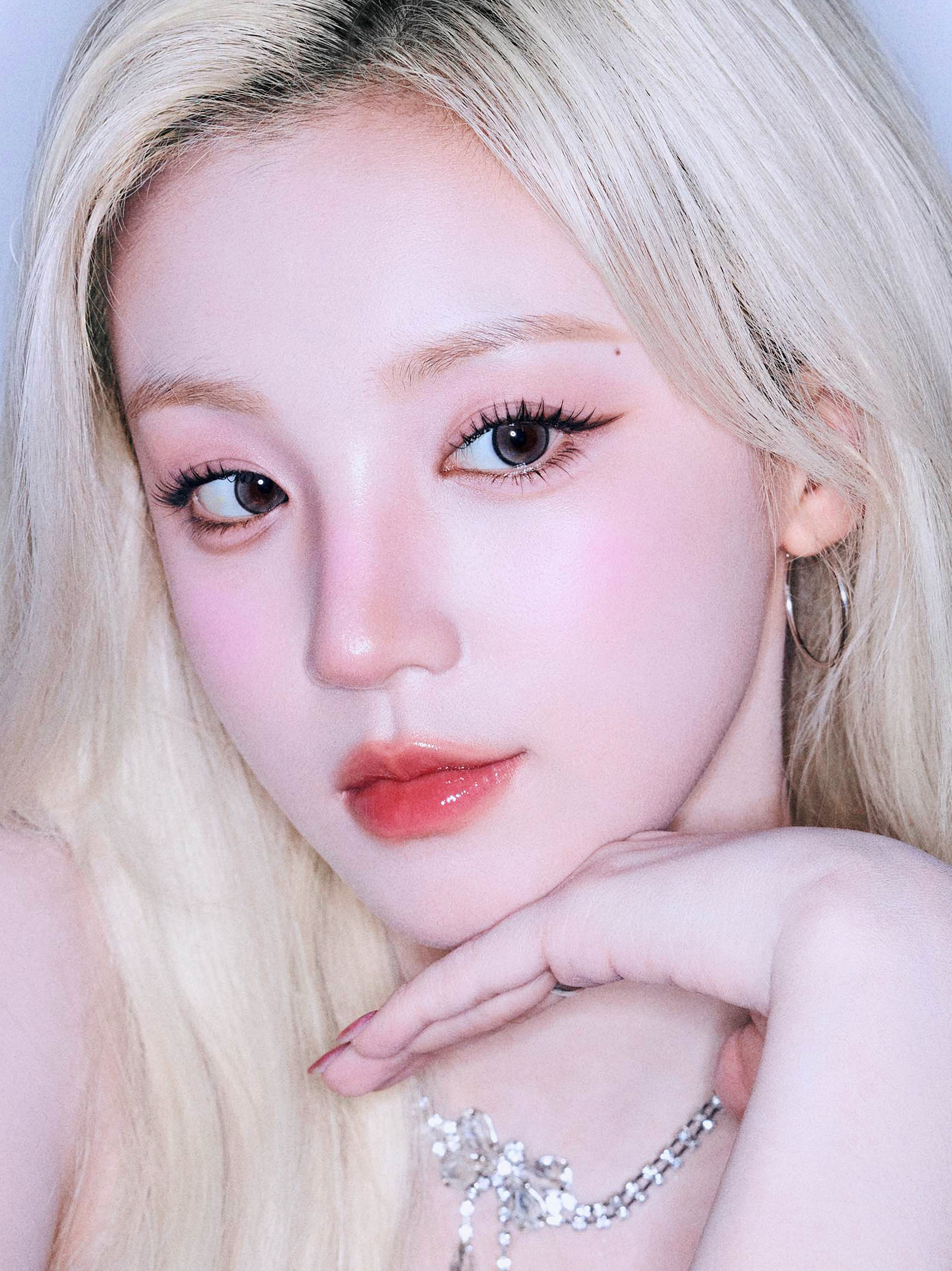 宋雨琦看着真的太白皙了