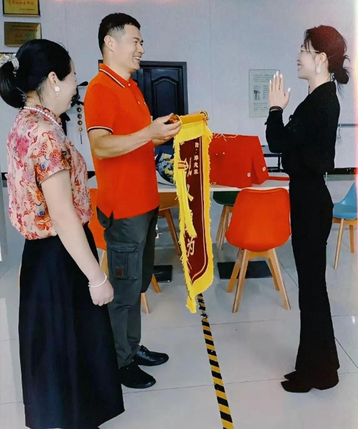 英雄不问出处，善良自带光芒。男子跳水救人是本能，女子一家感恩是修养。一场危机，成