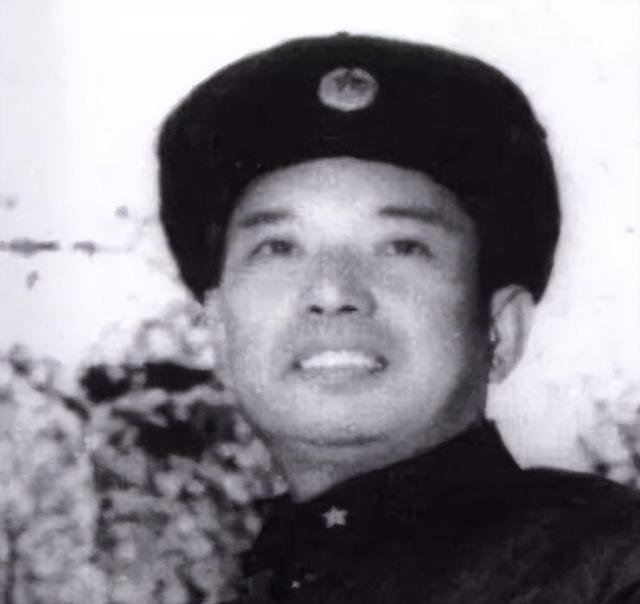 1982年，开国少将尤太忠视察部队，见一副团长好生眼熟，暗骂一句大事不好，立刻打