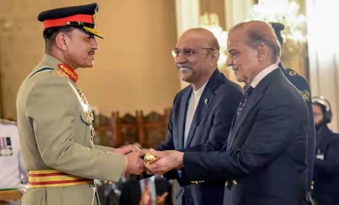 巴基斯坦总统和总理双双向穆尼尔低头，不好的信号！12月7日，巴基斯坦总统府发