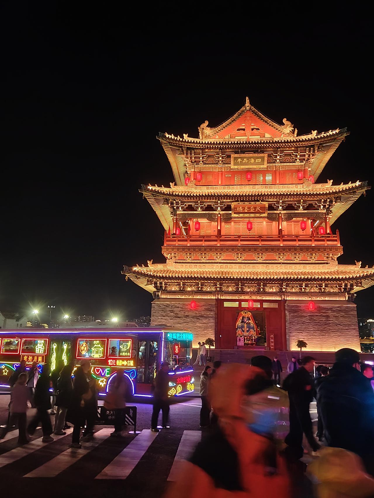 闲逛大同古城东南邑昨天晚上、今天下午遛食儿，我们都去了大同古城东南邑街区。头几
