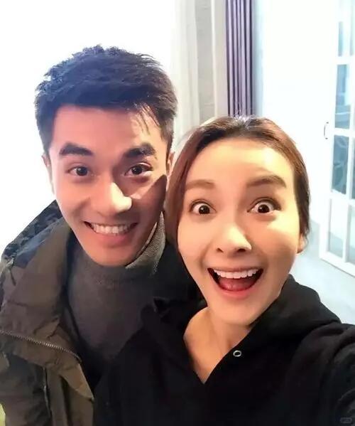 吴昕郑凯在一起七年了刘大锤拍到了吴昕带着男友郑凯和何老师维嘉等人聚餐，原来两人已