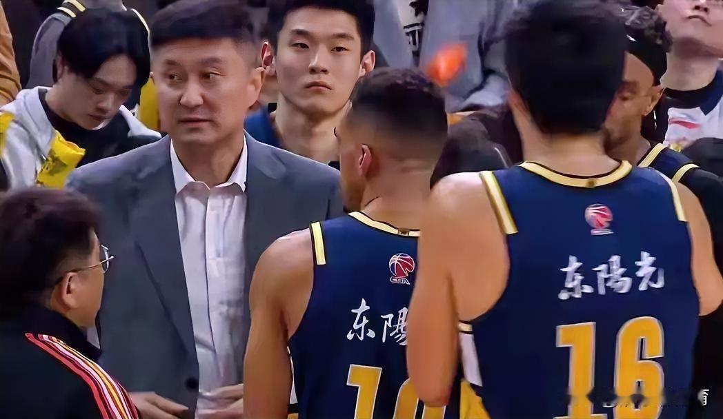 广东内线悍将或赛季报销，杜峰无奈，球迷可惜。本赛季，广东队的总体表现还是很不错