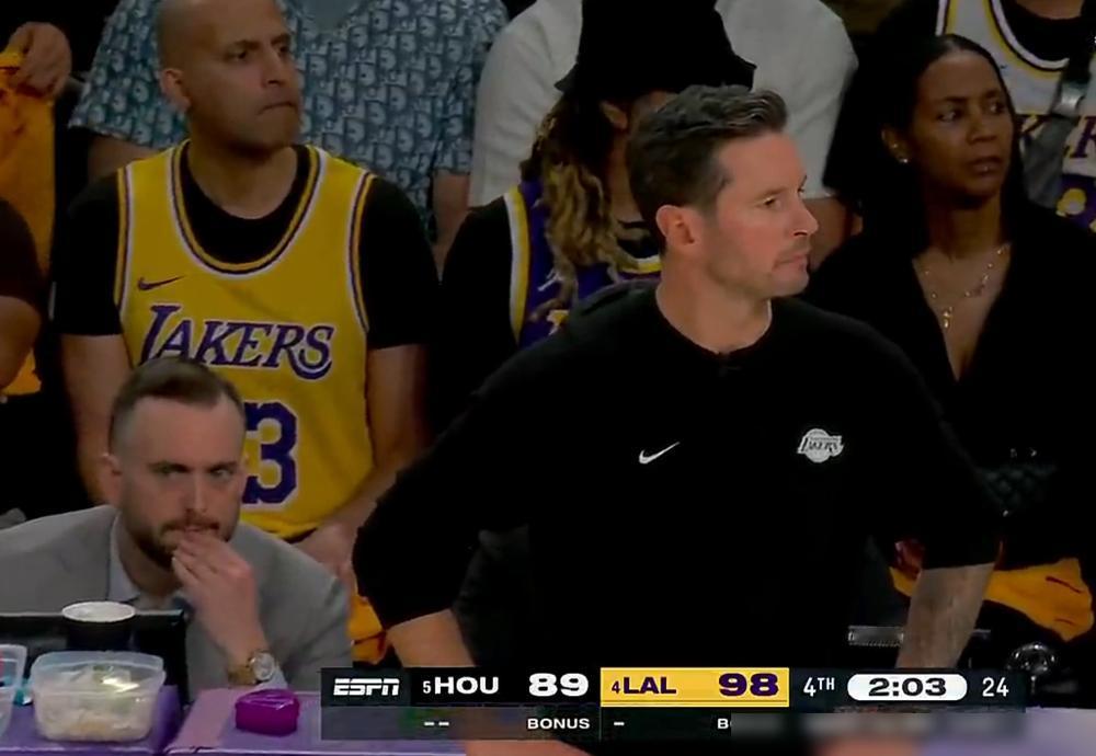 全场多出手27次，篮板抢到飞起，火箭居然被残阵湖人按着打。别吹詹姆斯了，这场球真