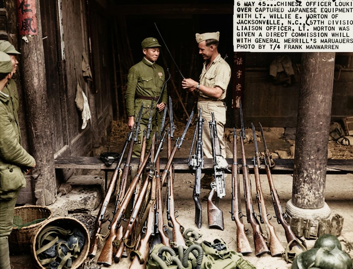 1945年5月6日，滇西战场，一位中国军官正与美军威利·E·莫顿中尉（麦瑞尔突击