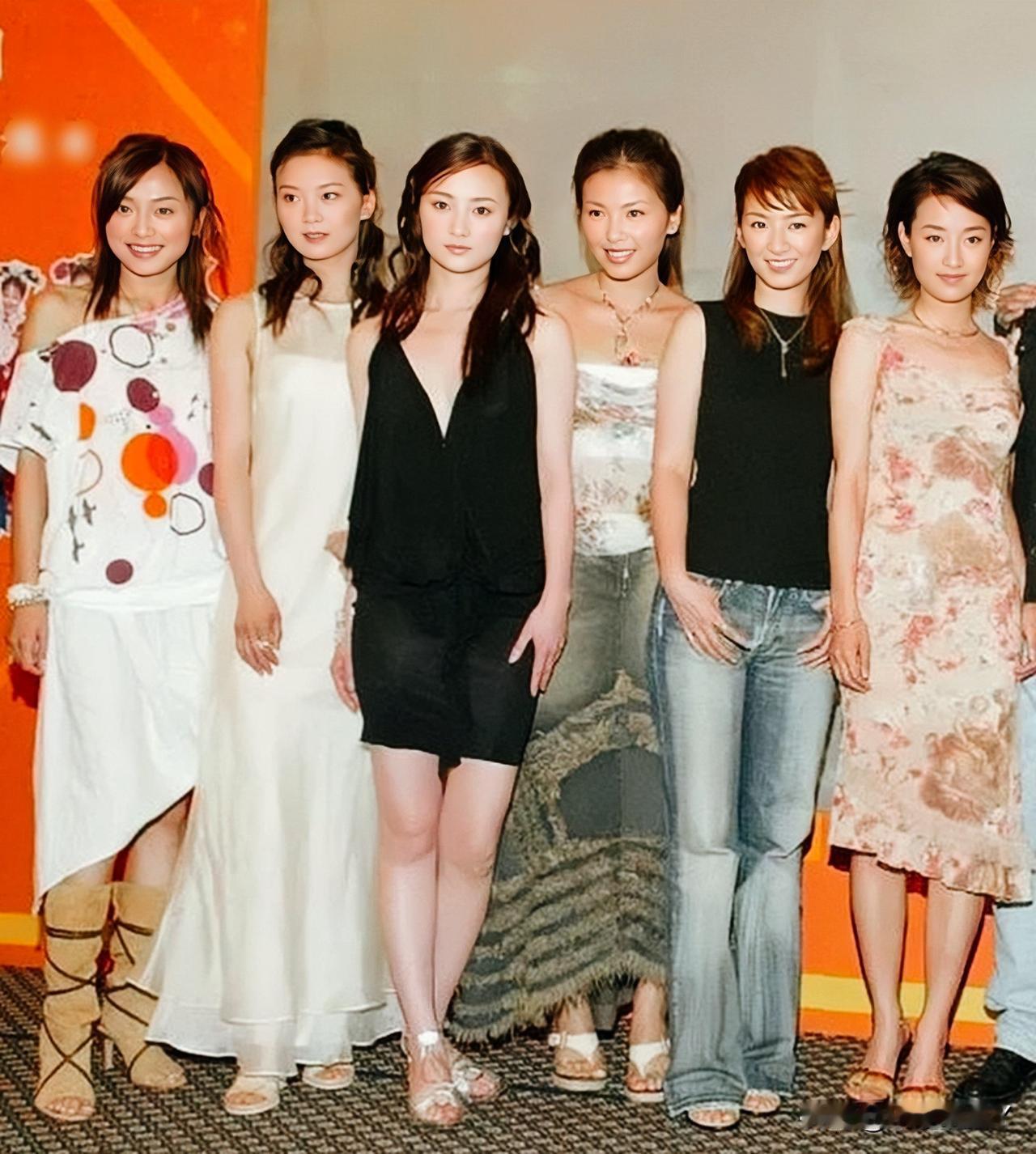 2003年，秦岚、王艳、蒋勤勤、刘涛、黄奕、马伊琍同框的合照，那时候秦岚24岁，