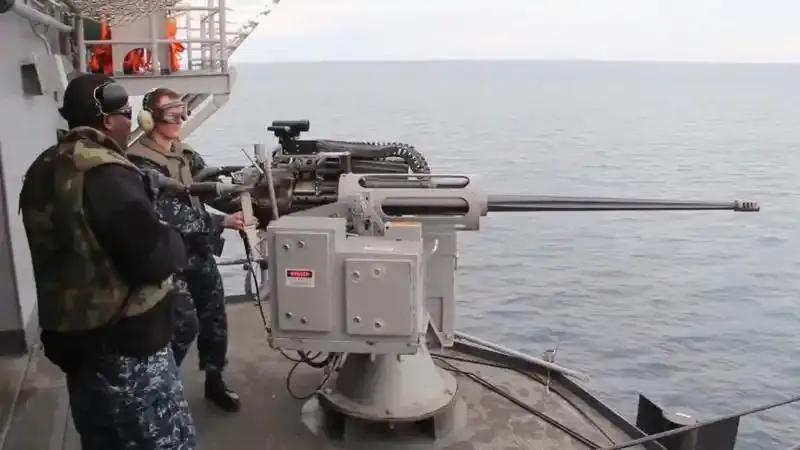 美国海军那个25毫米炮炸膛的视频我反复看了几遍。炮管打了一发就直接崩断坠海，这画