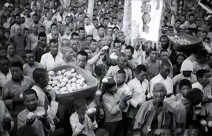 1948年，有一个国民党士兵饿得实在受不了了，跑到了解放军阵地，竟然背回一袋子馒