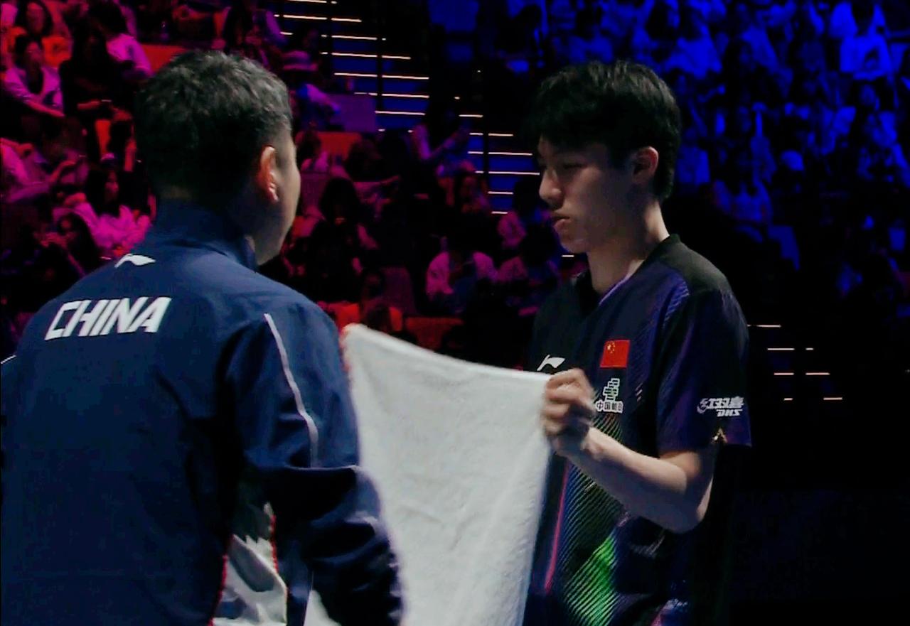 我去！刘恒指导温瑞博，又被摄像师直播了！咱们教练指导球迷的秘密又被泄露了。