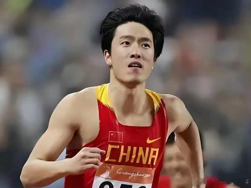 刘翔说，我是2015年正式退役的。当时身上伤太多了，跟腱也断过，实在没法继续比赛