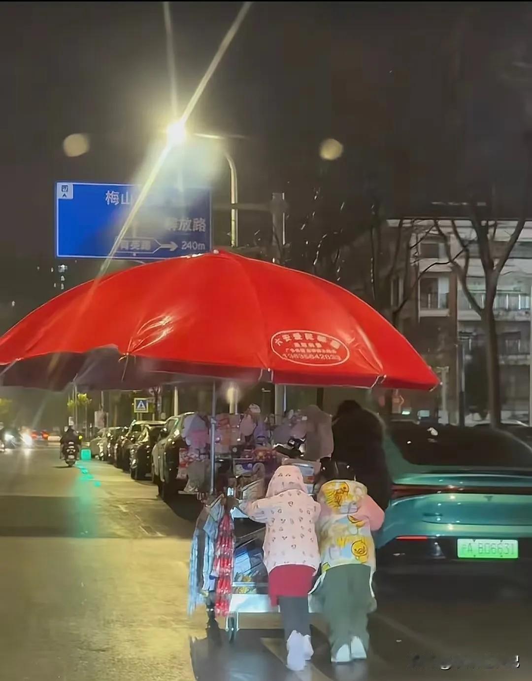 近日，安徽六安的张先生，在跨年夜回家的路上，遇到两小女孩和她们的妈妈推着摆摊车，