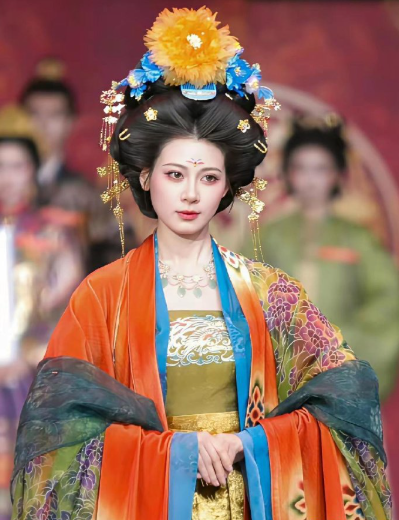 宁静好奇地问赵昭仪:“你的名字很像后宫，是谁给你起的？”赵昭仪说:“这是我爸给